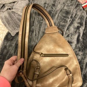 Woman’s purse/mini backpack in one with zipper!